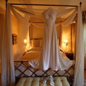 AMY MICHELSON IVORY WHITE SILK OR SATIN WEDDING DRESS SIZE US 6